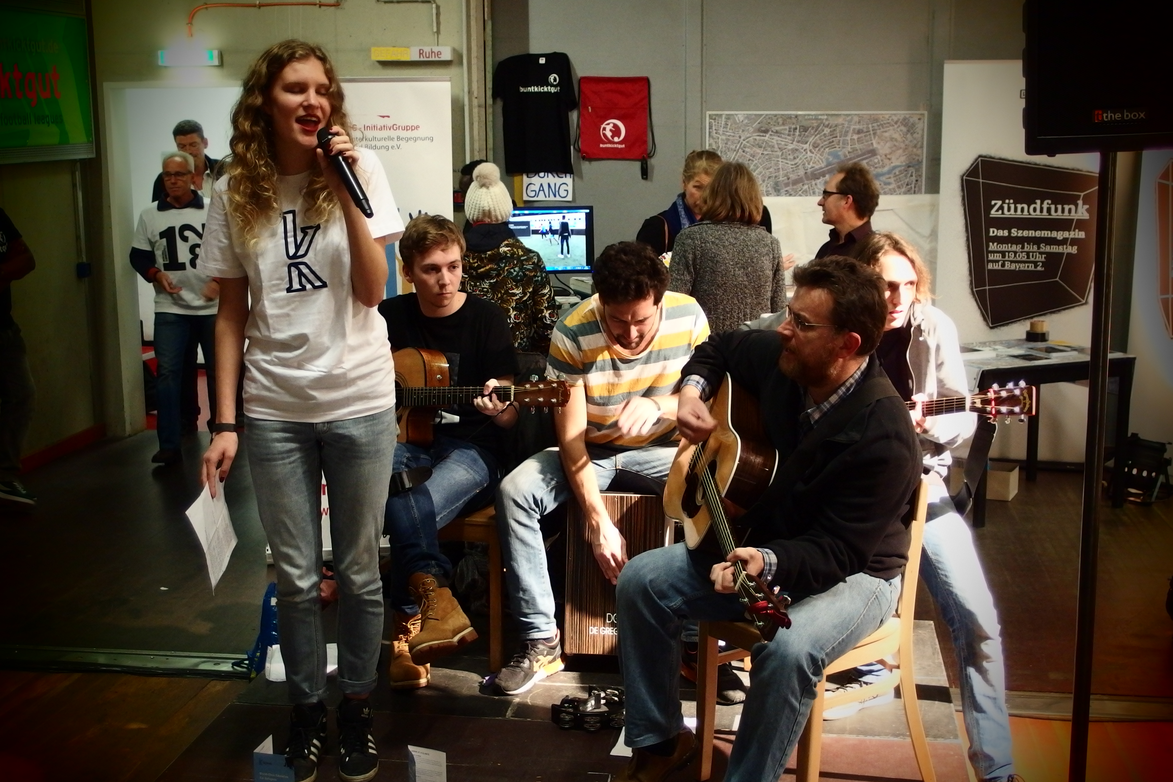 Claire Jul und Band beim Open Border Kongress im Kiron University T-Shirt.